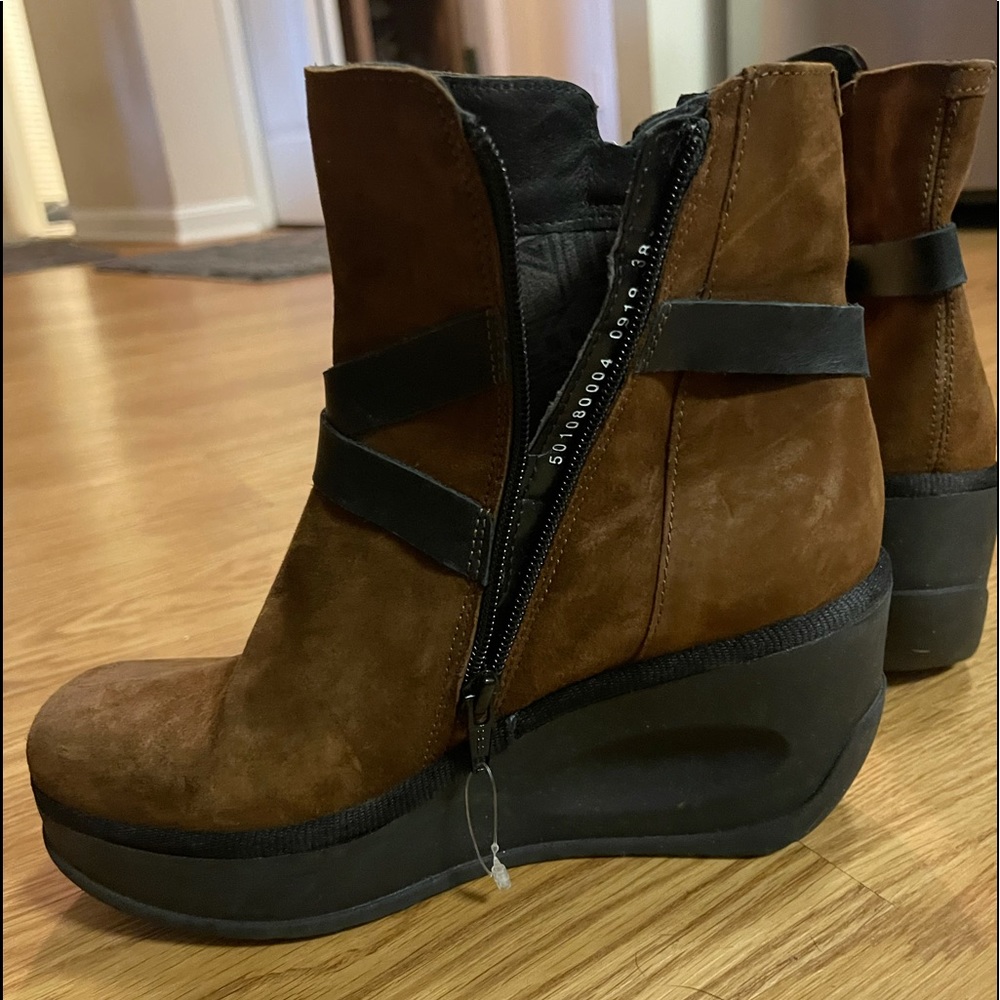 Beautiful Fly London ankle boots - comfortable!